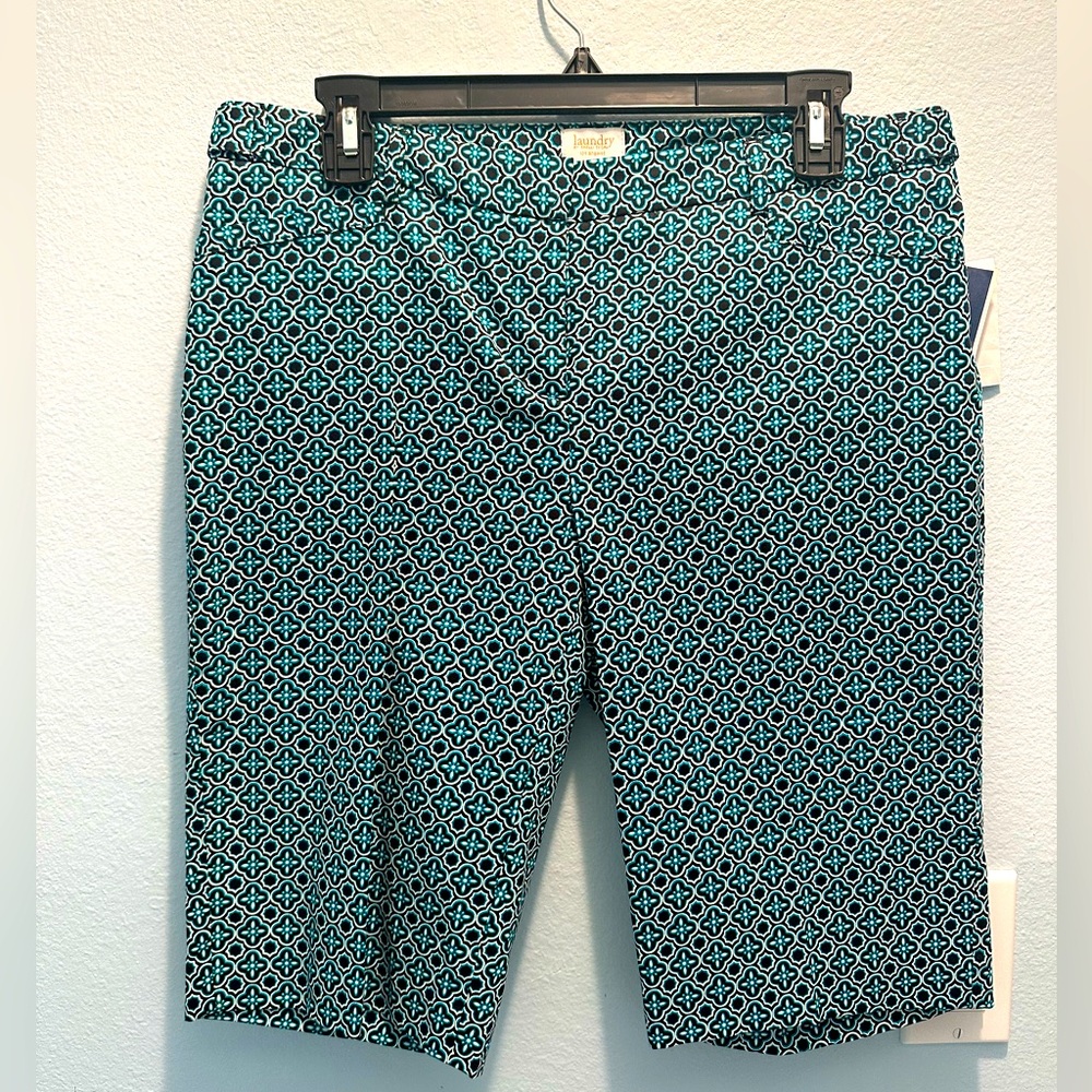 Laundry by Shelli Segal classy dress shorts, knee length. 97% cotton 3% spandex.
